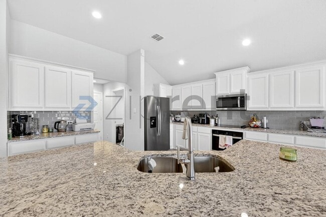 Building Photo - 2650 Streamside Dr