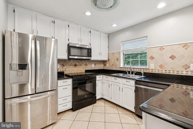 Building Photo - 5790 Burke Towne Ct