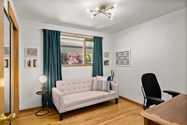 Building Photo - 4 Bed / 3 Bath in the Hallinan Neighborhood