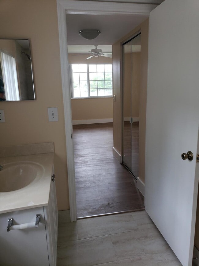 Building Photo - 700 Crestwood Ct S