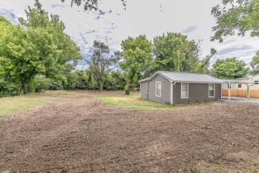 Building Photo - "Charming 2-Bedroom Retreat with Huge Yard...