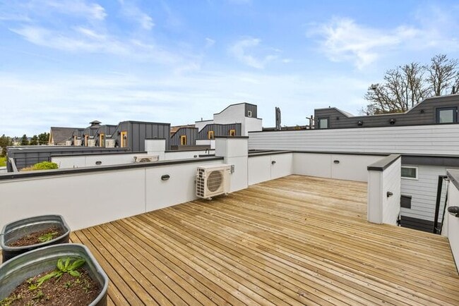 Building Photo - ULTRA-MODERN Townhome w/AC and Views in the Heart of Eastlake!