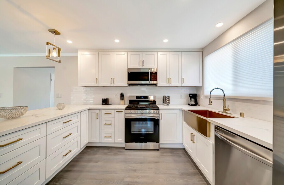 Building Photo - 23720 Archwood St
