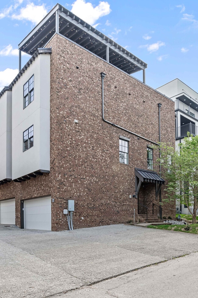 Building Photo - 1015D 12th Ave S