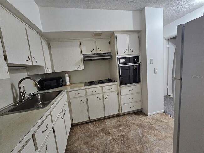 Building Photo - 2331 Finlandia Ln