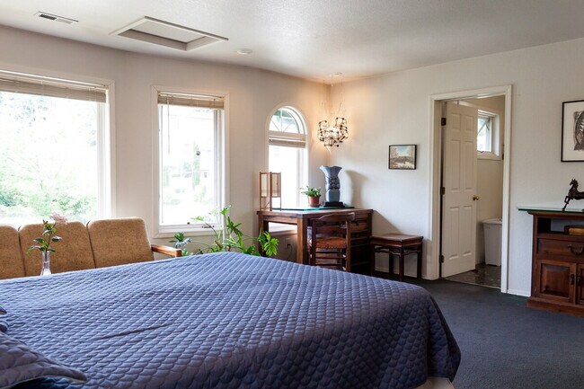 Building Photo - 2707 E Thomas St