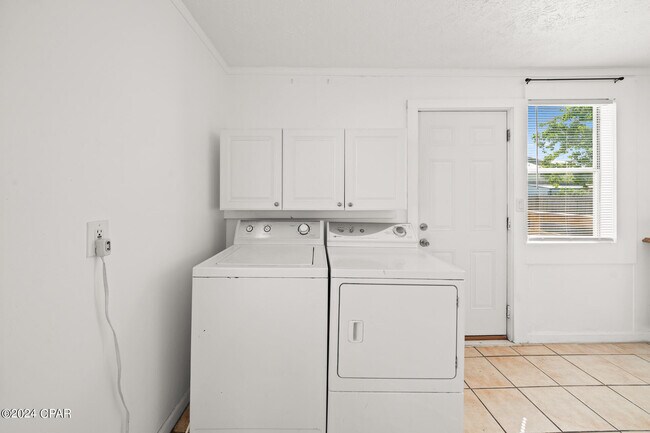 Building Photo - 6319 Sunset Ave
