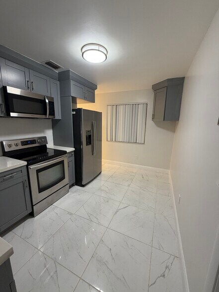 Building Photo - 815 SW 5th Ct