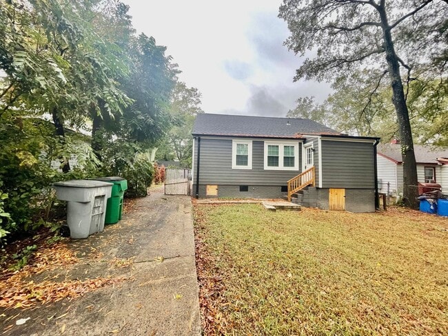 Building Photo - Welcome to this stunning 3-bedroom, 2-bath...