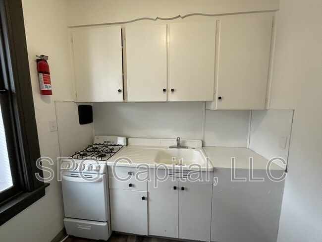 Building Photo - 627 E Market St