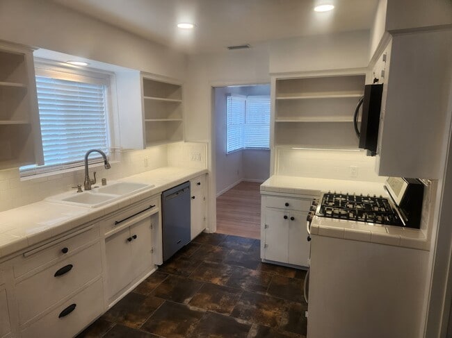 Building Photo - 522 Avalon Dr