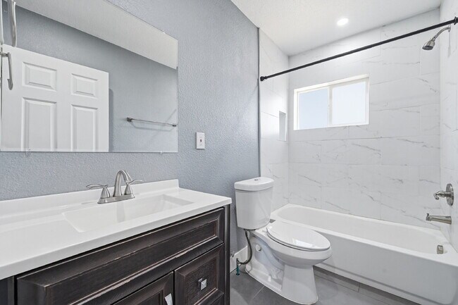 Building Photo - $2,820.95 with $300 off the first month's rent, 4 Beds - 2 Bath, Single Family Home in Denver wit...