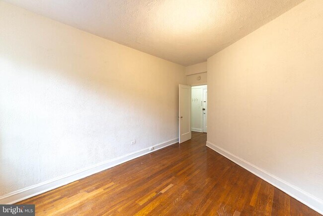 Building Photo - 2032 Belmont Rd NW