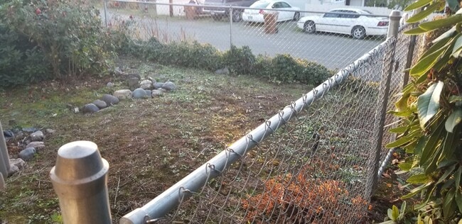 Building Photo - 3 bedroom, 2 bathroom home in well established neighborhood.