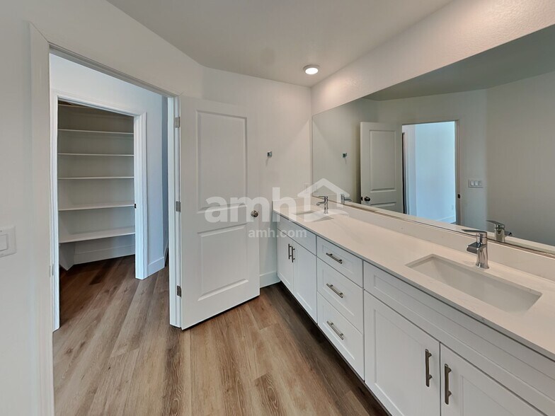 Building Photo - 11140 Magallanes St