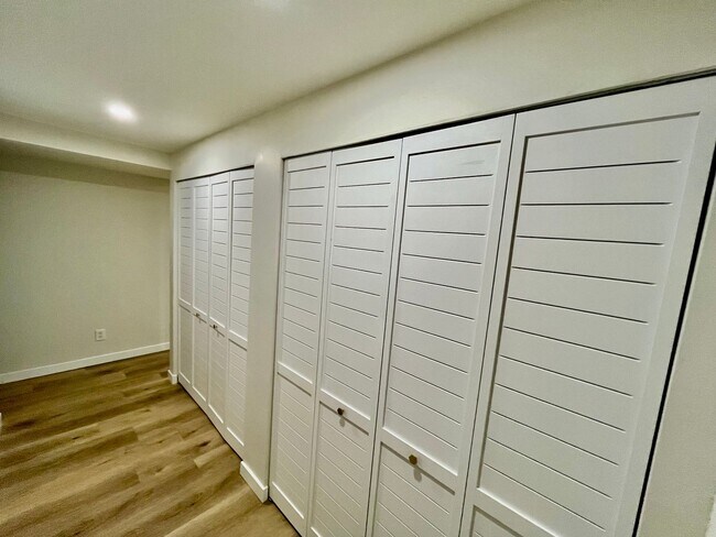 Building Photo - Spacious 5 Bed 3 Bath Home with In-Law Suite and huge yard in Olympic Hills