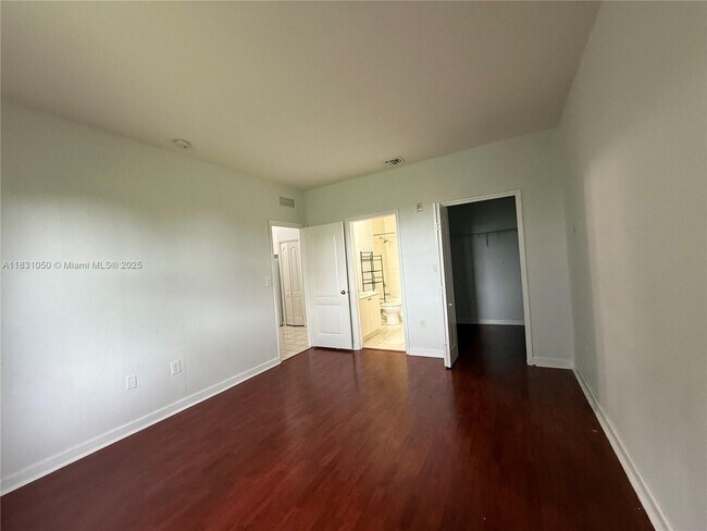 Building Photo - 2731 SE 17th Ave