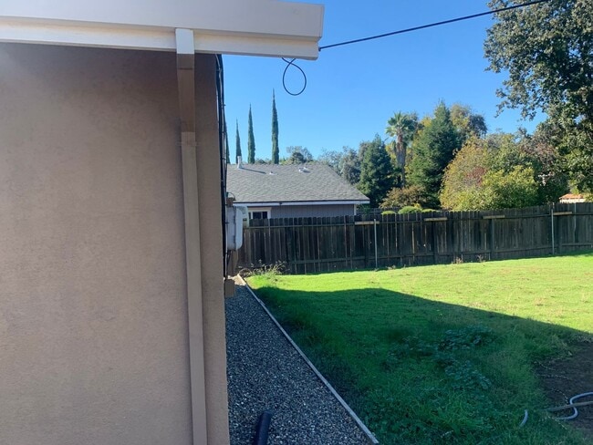 Building Photo - 3 bedroom 2 bath home with HUGE yard in Orangevale