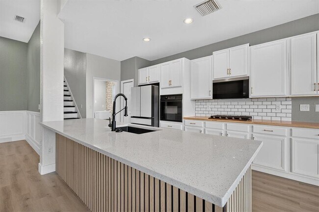 Building Photo - 10725 Banfield Dr