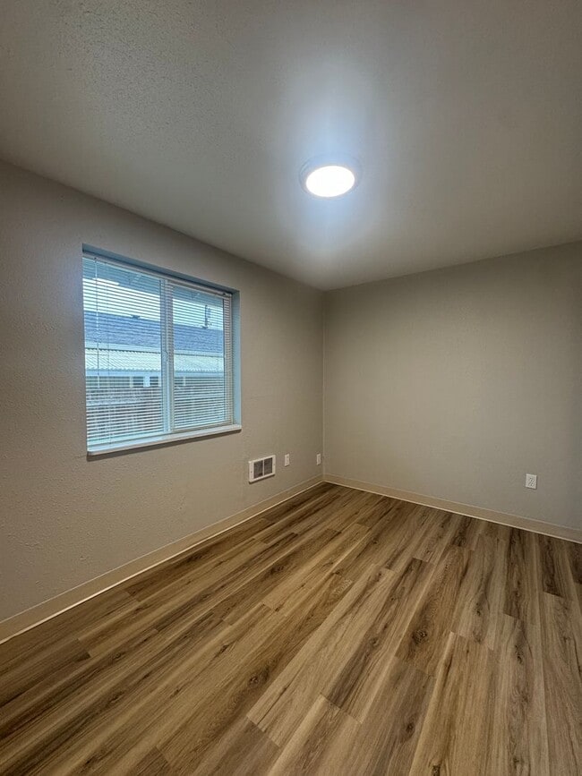 Building Photo - (HUD 414) 2 Bed/1Bath Home