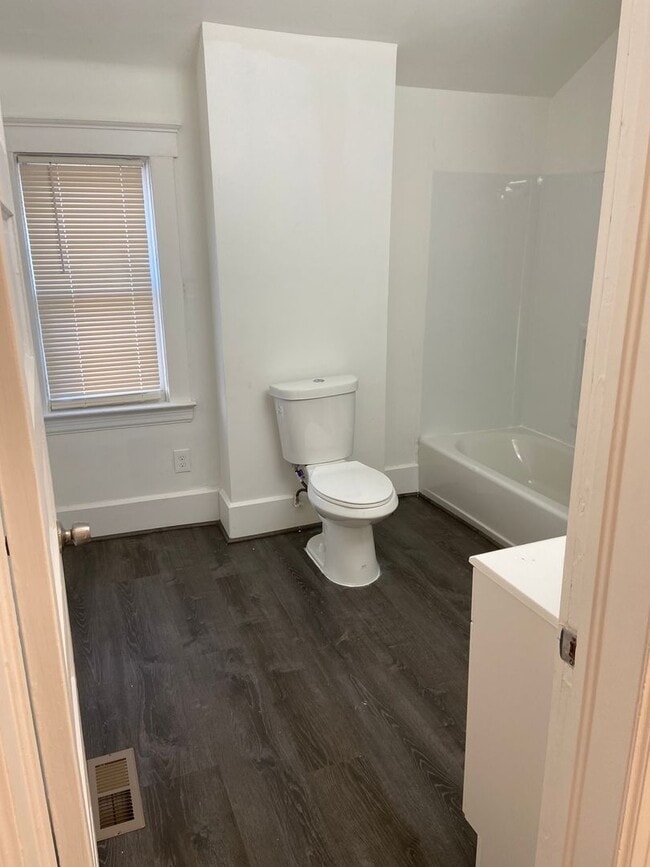 Building Photo - $1,300 - Newly 3 Bedroom 2 Bath