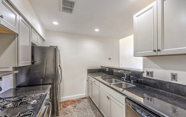 Building Photo - Beautiful Two-Story Home in a Convenient Location