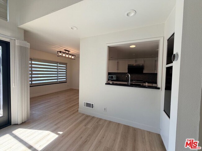 Building Photo - 12 Moss Glen