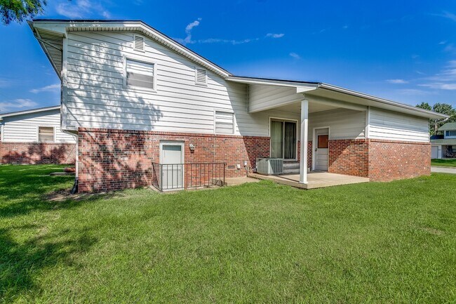 Building Photo - Spacious 3 bedroom 2 bath Duplex
