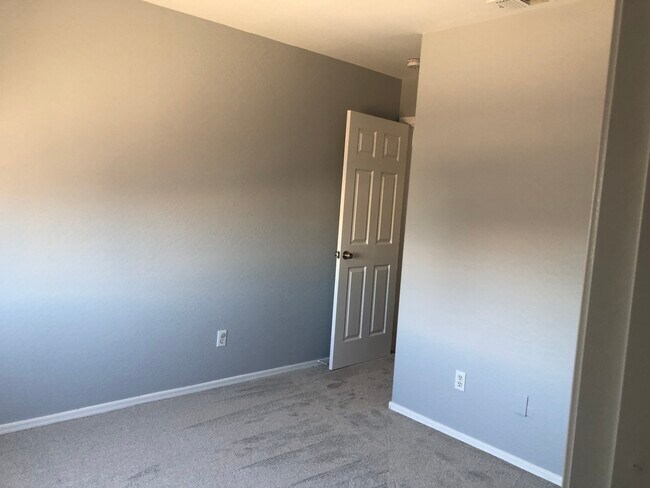 Building Photo - 11818 W Sunnyside Dr