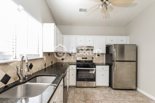 Building Photo - Fantastic 3bd/2ba home! Let yourself in!