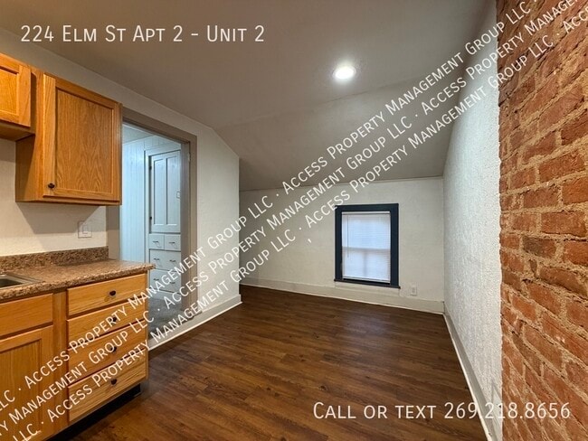 Building Photo - 224 Elm St