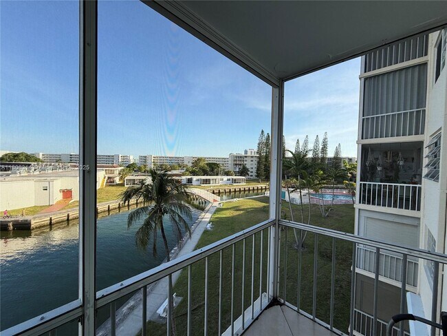 Building Photo - 2859 Leonard Dr