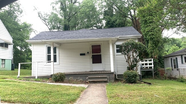 Building Photo - One Level House With Back Deck off Campbell Avenue