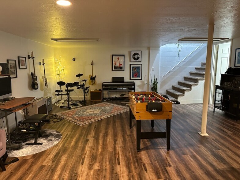 Building Photo - 143 E Riviera Dr