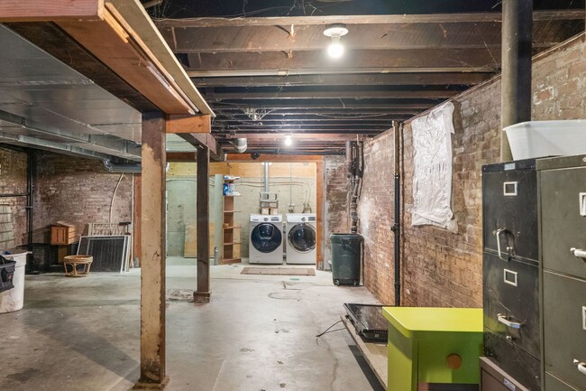 Building Photo - GATED OFF STREET PARKING - Top Floor Unit ...