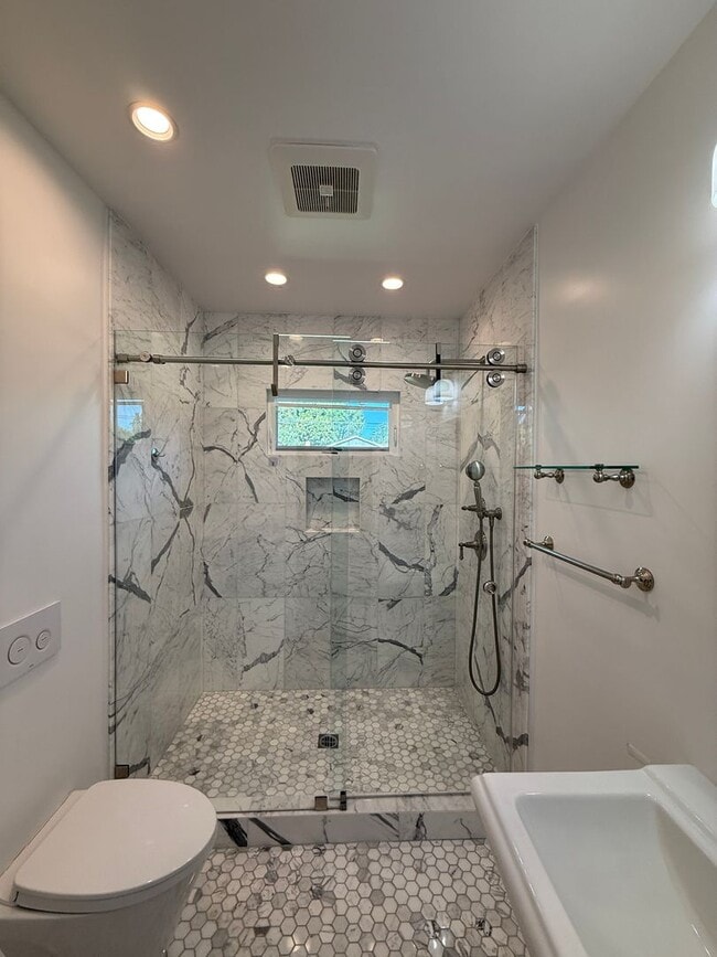 Building Photo - Beautiful, Ranch-Style, 4 Bedroom, 2 Bathroom Northridge Home Available For 1 Year Lease