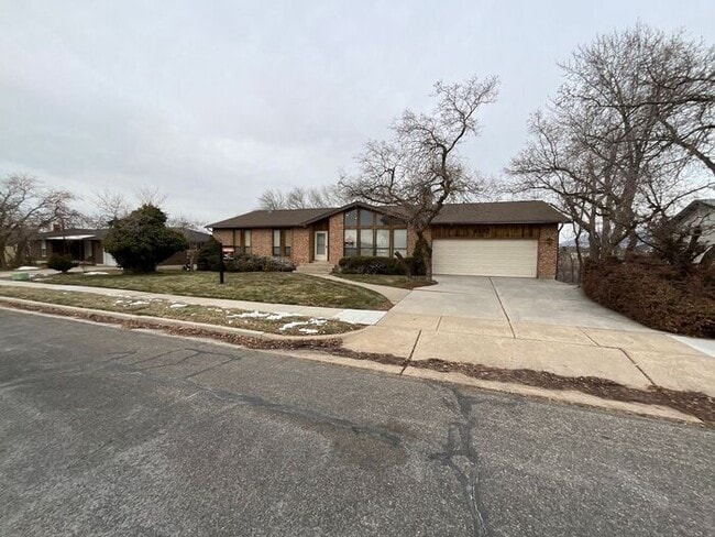 Building Photo - 5 bedroom 3 bath Home 2 car garage- Small dog friendly