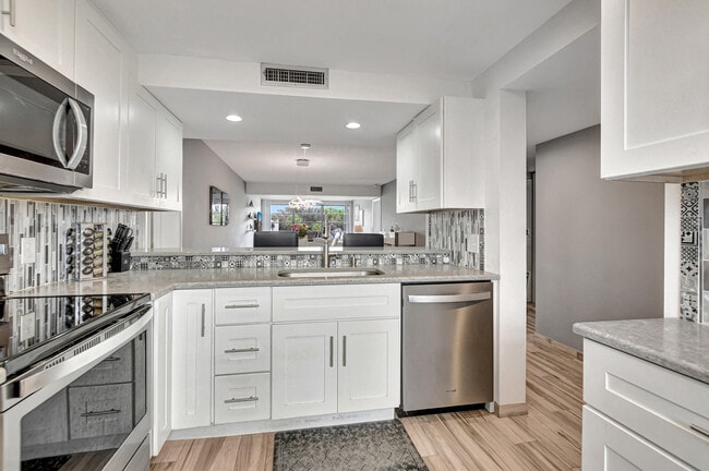 Building Photo - 6025 Balboa Cir