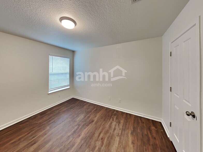 Building Photo - 10630 Buck Park