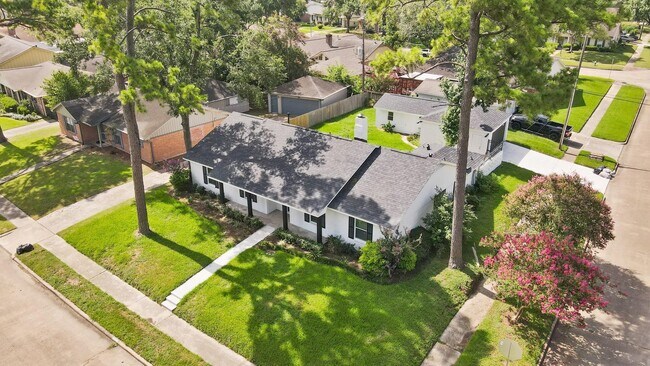 Building Photo - 5943 Greenmont Dr