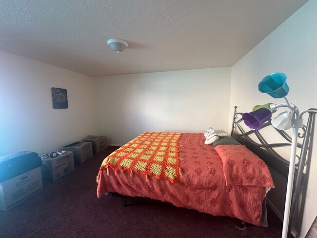 Building Photo - NE Heights 3 bed 2.5 Bath Townhome