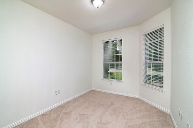 Building Photo - Townhome in Parker Estates!! READY for move in early June