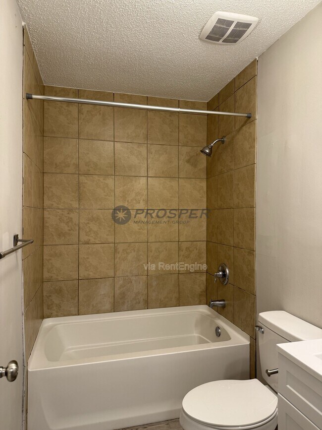 Building Photo - 1047 Oakcrest Dr