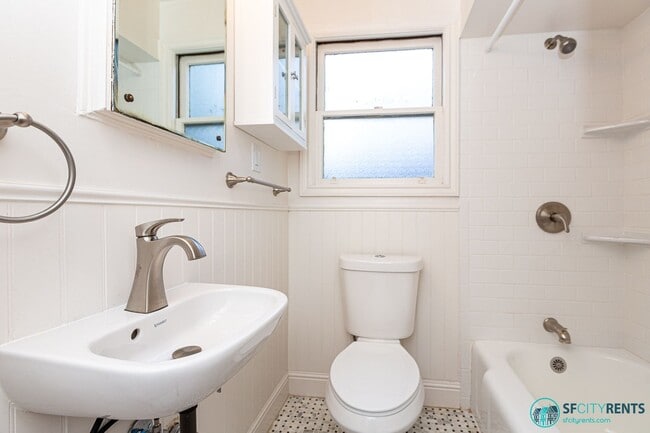 Building Photo - Marina: 1 Bedroom Garden Apartment w/ Private Patio