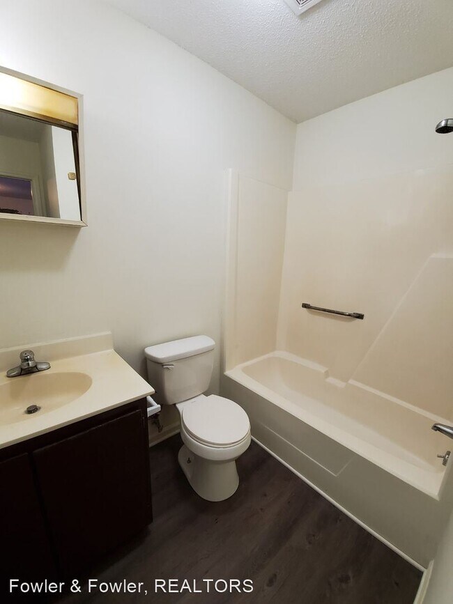 Building Photo - 1613 Long St