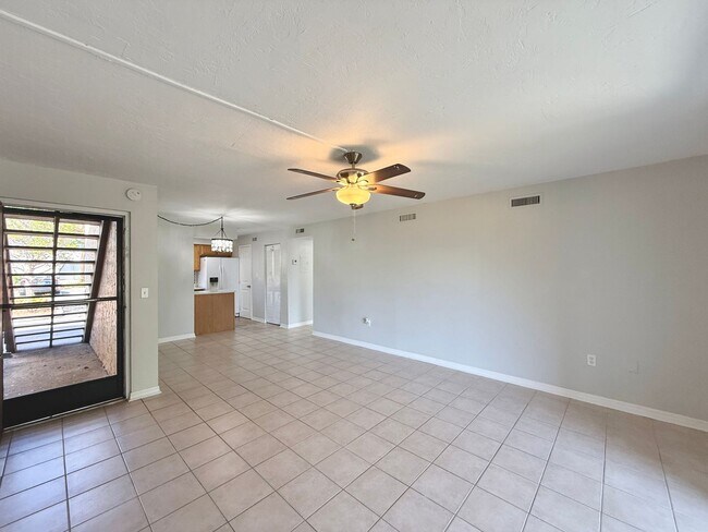 Building Photo - Close to Downtown Sarasota - 2/1 Condo - I...