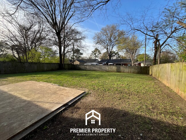 Building Photo - Spacious 3BR Home in 38118 | Hardwood Floors, Formal Dining & Large Fenced Yard