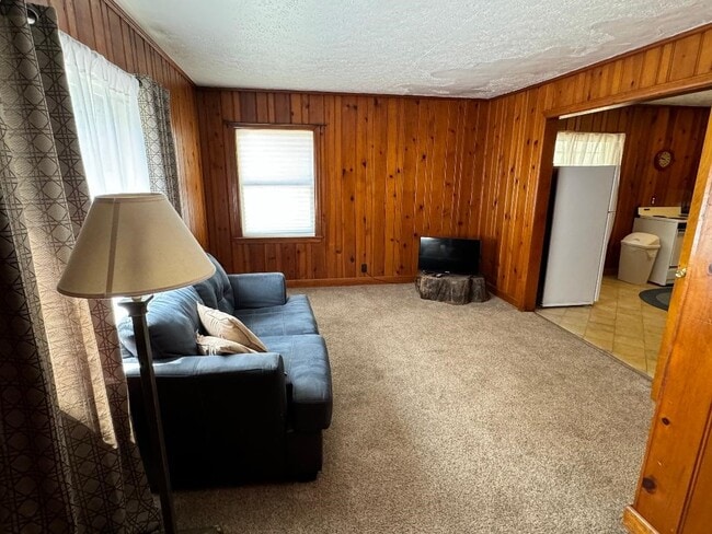 Building Photo - 890 S Park Rd