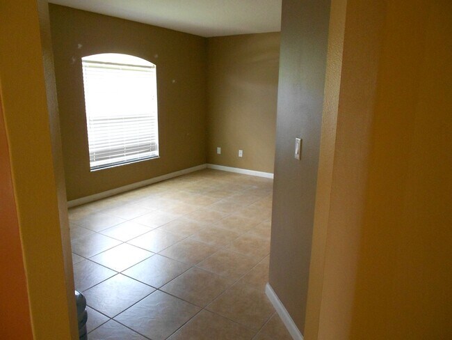 Building Photo - 3/2/2 with home with 1412 living sqft is c...