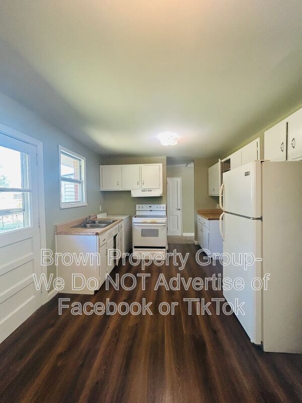 Building Photo - 486 McBain Dr